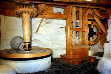wilderswil-alte-muehle-raederwerk-muehle-innenansicht