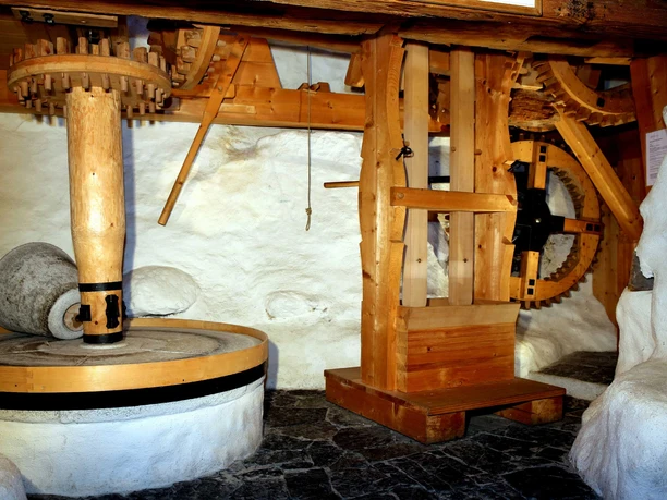 wilderswil-alte-muehle-raederwerk-muehle-innenansicht