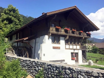 wilderswil-alte-muehle-sommer-gebaeude-aussenansicht