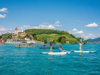 spiez-kanuweg-thunersee-sommer-bucht-schloss-rebberg-gruppe-spass-boot-pedalo