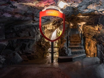 st-beatus-hoehlen-grand-tour-of-switzerland-sommer-beleuchtung