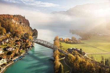 zentralbahn-luzern-interlaken-express-br-cke-aare-brienzersee-herbst