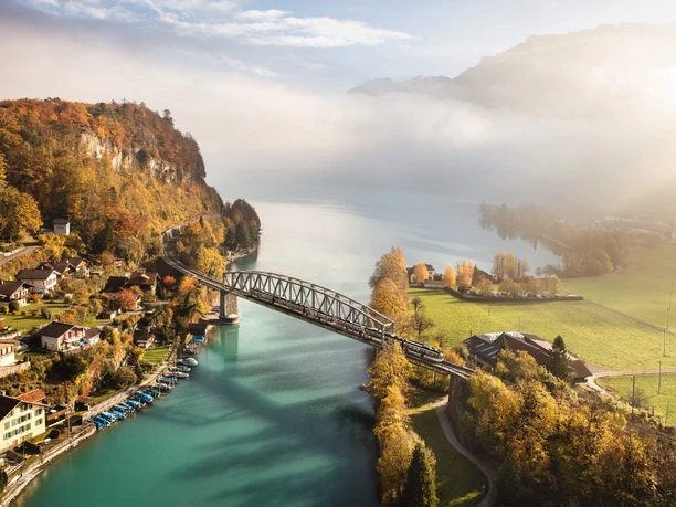 zentralbahn-luzern-interlaken-express-br-cke-aare-brienzersee-herbst