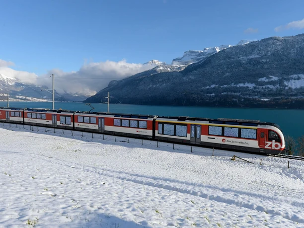 zentralbahn-luzern-interlaken-express-bahnfahrt-zug-winter