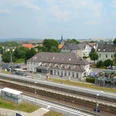 Luftaufnahme des Bahnhofs Steinheim, umgeben von grüner Landschaft und mehreren Gebäuden.