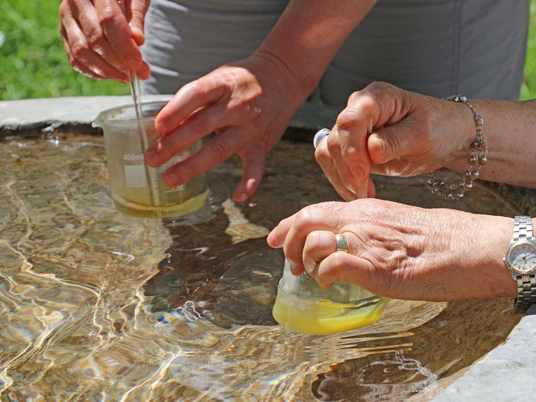 Salbenherstellung unter fachkundiger Leitung Über dem kühlenden Wasser in einem Glas eine Salbe anrührenMix an ointment in a glass over the cooling waterPréparer une pommade dans un verre au-dessus de l'eau rafraîchissante