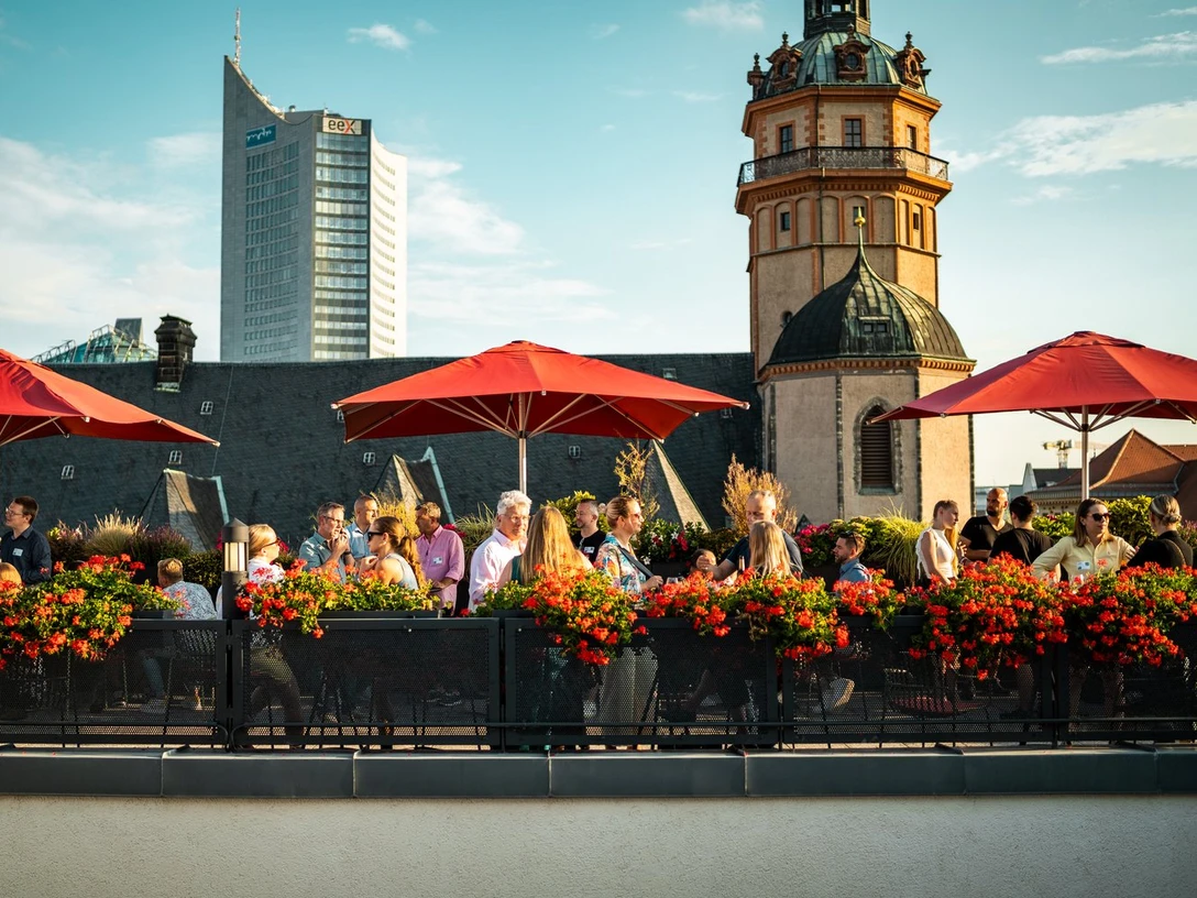 Dachterrasse der Eventlocation Lancaster University | Leipzig Convention Bureau Dachterrasse der Eventlocation Lancaster University – präsentiert vom Leipzig Convention BureauRoof terrace at the Lancaster University event venue – presented by the Leipzig Convention BureauStřešní terasa v místě konání akce Lancasterské univerzity - v podání Lipské kongresové kanceláře (Leipzig Convention Bureau)Taras na dachu Uniwersytetu Lancaster - prezentowany przez Leipzig Convention BureauDakterras van de evenementenlocatie Lancaster University - aangeboden door het Leipzig Convention BureauTerrazza sul tetto della sede dell'evento Lancaster University - presentata dal Convention Bureau di Lipsia