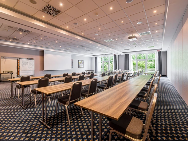 Tagungsraum Mailand-Rom im Tagungshotel H4 Hotel Leipzig | Leipzig Convention Bureau Tagungsraum Mailand-Rom in parlamentarischer Bestuhlung im Tagungshotel H4 Hotel Leipzig – präsentiert vom Leipzig Convention Bureau