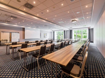 Tagungsraum Mailand-Rom in parlamentarischer Bestuhlung im Tagungshotel H4 Hotel Leipzig | Leipzig Convention Bureau Tagungsraum Mailand-Rom in parlamentarischer Bestuhlung im Tagungshotel H4 Hotel Leipzig – präsentiert vom Leipzig Convention BureauMeeting room Mailand-Rom with parliamentary seating at the conference hotel H4 Hotel Leipzig – presented by the Leipzig Convention BureauZasedací místnost Milán-Řím v parlamentním uspořádání v konferenčním hotelu H4 Hotel Leipzig - pořádá Leipzig Convention BureauSala konferencyjna Mediolan-Rzym w siedzibie parlamentu w hotelu konferencyjnym H4 Hotel Leipzig - prezentowana przez Leipzig Convention BureauVergaderzaal Milaan-Rome in parlementaire opstelling in het conferentiehotel H4 Hotel Leipzig - aangeboden door het Leipzig Convention BureauSala riunioni Milano-Roma in seduta parlamentare presso l'hotel congressuale H4 Hotel Leipzig - presentato dal Convention Bureau Leipzig
