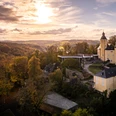 Schloss Homburg Blick auf Schloss Homburg bei Nümbrecht, umgeben von bunten Herbstwäldern unter dramatischen Wolkenhimmel.