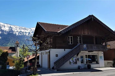 ringgenberg-tourist-information-aussen-fruehling-kirche
