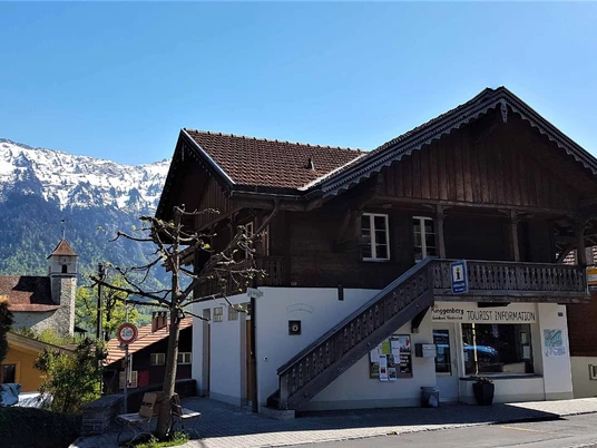 ringgenberg-tourist-information-aussen-fruehling-kirche