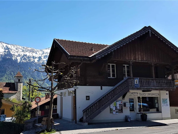ringgenberg-tourist-information-aussen-fruehling-kirche