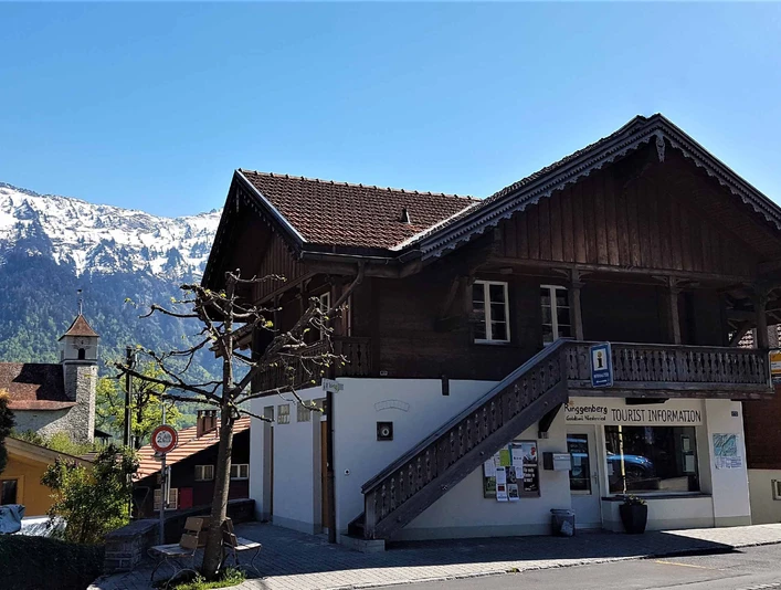 ringgenberg-tourist-information-aussen-fruehling-kirche