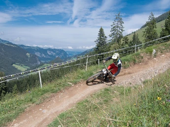 Rasante Abfahrt auf dem Wiriehorn Downhill-Trail