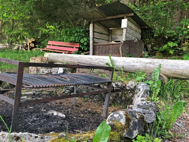 Feuerstelle aus Steinen mit Grillrost