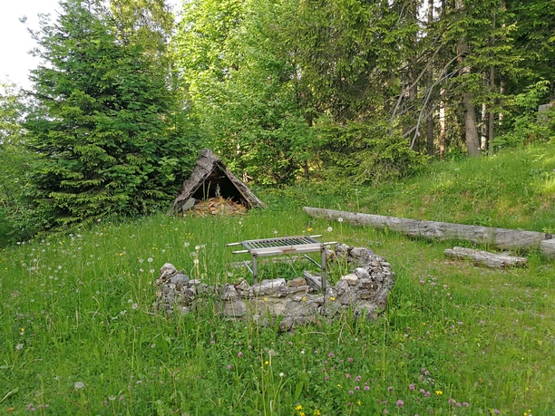 Gemütliche Feuerstelle mit Sitzgelegenheiten