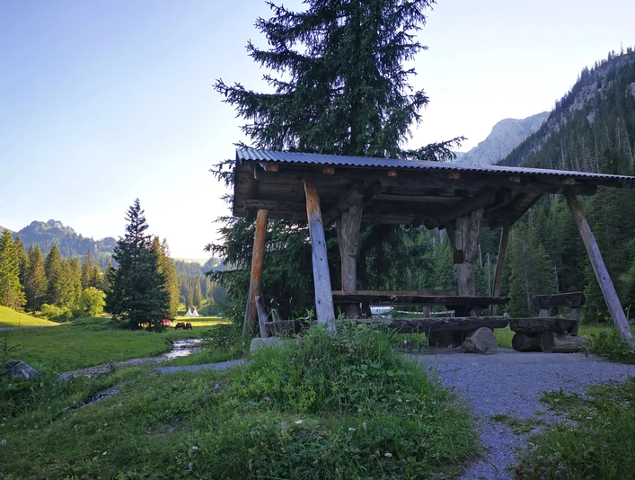 Possibilité de s'asseoir à l'abri près du foyer