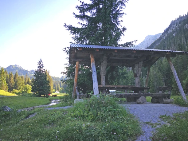 Table couverte avec des bancs dans un paysage alpin