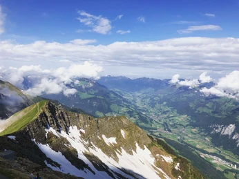 Teilweise bis Juni liegt auf dem Niesen noch Schnee Blick von hoch oben auf das Simmental hinunter, teilweise liegt an den Bergflanken noch SchneeView from high above down to the Simmental, snow still lying on the mountain flanks in placesVue d'en haut sur le Simmental en contrebas, il y a encore de la neige sur les flancs de la montagne.
