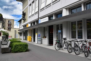 interlaken-tourismus-buero-fassade-sommer