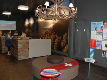 interlaken-tourismus-buero-schalter-gast