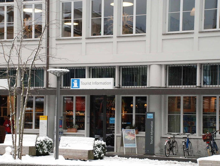 interlaken-tourismus-buero-fassade-winter