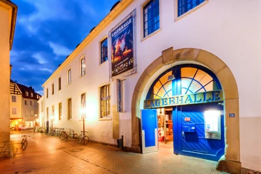 Blick auf die Lagerhalle