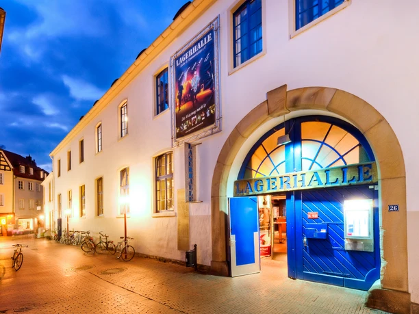 Blick auf die Lagerhalle