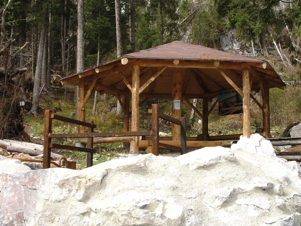 naturpark-diemtigtal-feuerstelle-waldpavillon-anlage
