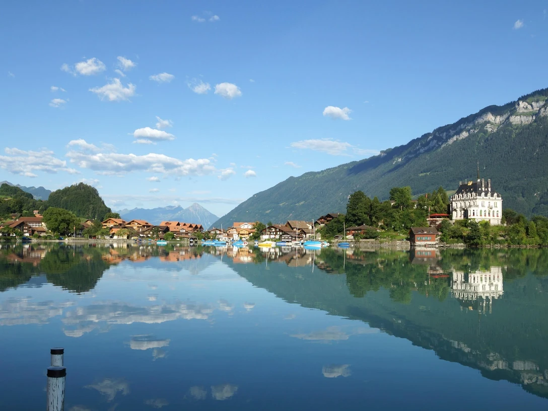 iseltwald-brienzersee-bucht-sommer