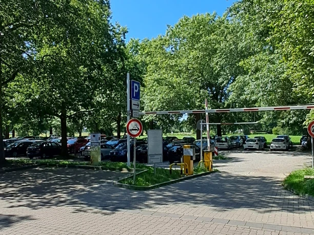 Dieser Parkplatz bietet eine Schrankenanlage und zahlreiche Parkmöglichkeiten im Grünen.