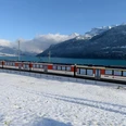 zentralbahn-luzern-interlaken-express-bahnfahrt-zug-winter-brienzersee