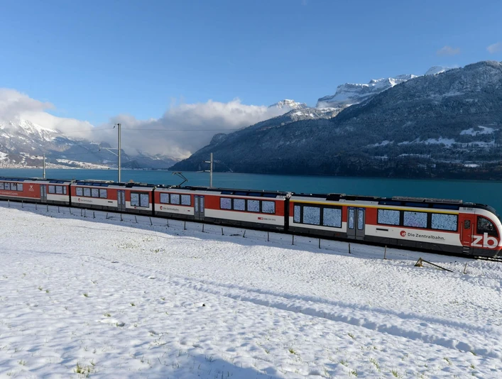 zentralbahn-luzern-interlaken-express-bahnfahrt-zug-winter-brienzersee