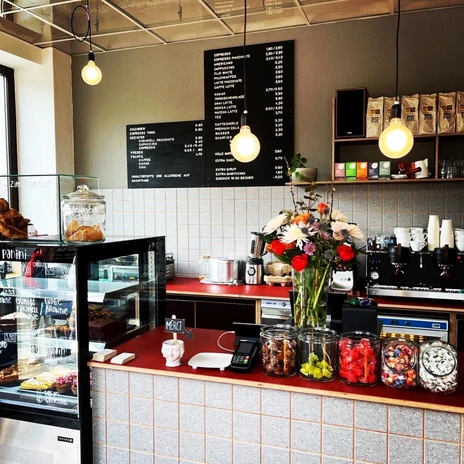 Espresso-Zack-Zack_Tresen-Auslage-Kuchen-Kaffee-Cafe_Espresso ZackZack_leipzig-travel.jpeg