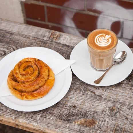Espresso-Zack-Zack_Zimtschnecke-Kaffee-Cafe-Frühstück_Espesso ZackZack_leipzig-travel.jpeg