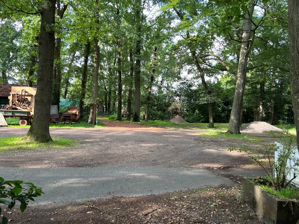 Wohnmobilstellplatz Eystrup Wohnmobilstellplatz in einem ruhigen Waldgebiet mit umgebenden alten Bäumen und begrenzten Parkplätzen.