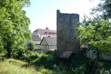 stadtturm-stadtwall-stephanberg Historischer Stadtturm mit angrenzendem Baumbestand und historischer Bebauung