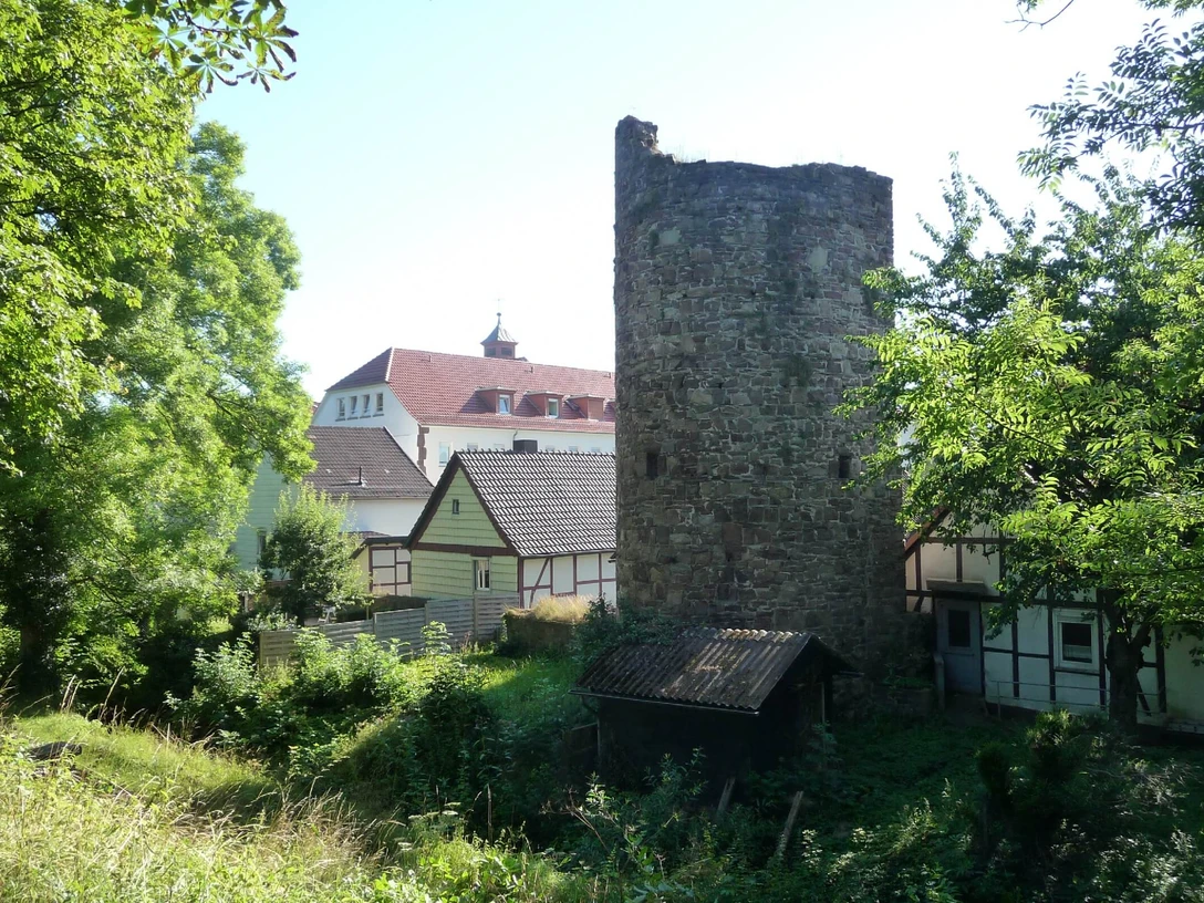 stadtturm-stadtwall-stephanberg Historischer Stadtturm mit angrenzendem Baumbestand und historischer Bebauung