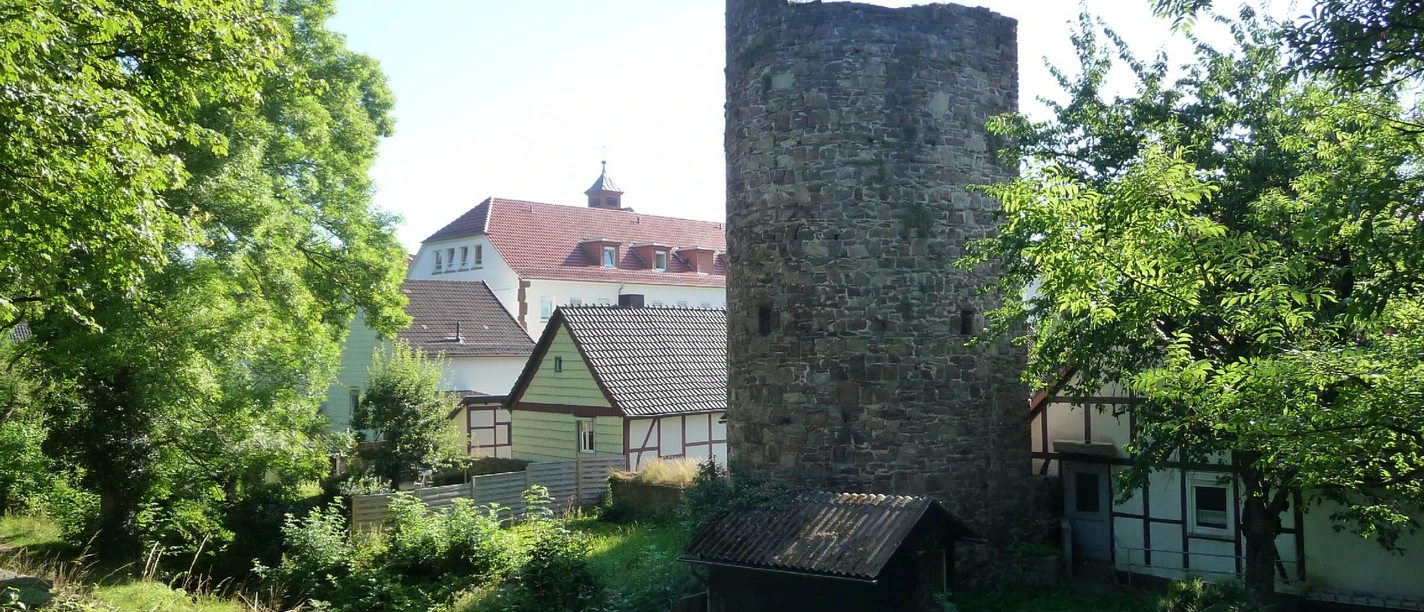 stadtturm-stadtwall-stephanberg Historischer Stadtturm mit angrenzendem Baumbestand und historischer Bebauung