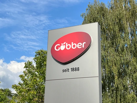 Göbber Göbber-Firmenschild unter blauem Himmel mit Bäumen im Hintergrund und Gründungsjahr seit 1888.
