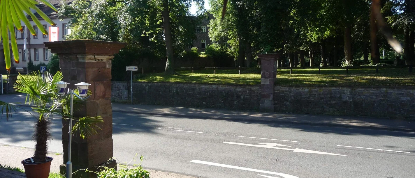 Zwei Sandsteinpfeiler rechts und links der Straße