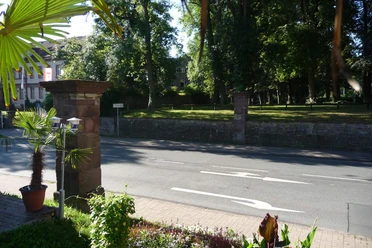 hx-petritor-stephanberg-2 Zwei Sandsteinpfeiler rechts und links der Straße