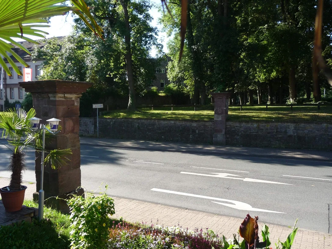 hx-petritor-stephanberg-2 Zwei Sandsteinpfeiler rechts und links der Straße