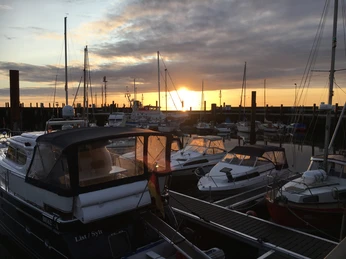 Lister Hafen bei Sonnenaufgang Boote im Hafen List auf Sylt bei Sonnenaufgang