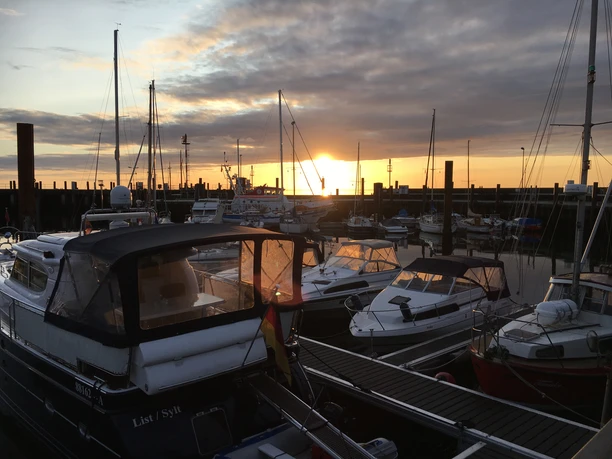 Lister Hafen bei Sonnenaufgang Boote im Hafen List auf Sylt bei Sonnenaufgang