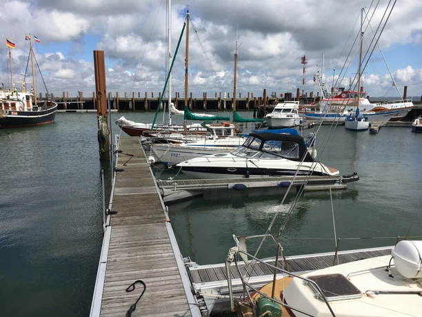 Segelschiffe im Lister Hafen Segelboote im Lister Hafen mit Steg im Vordergrund
