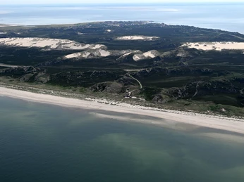 Wanderdünen mit Blick auf die Strandsauna und im Hintergrund List auf Sylt Blick von der Lister Westseite auf die Wanderdünen