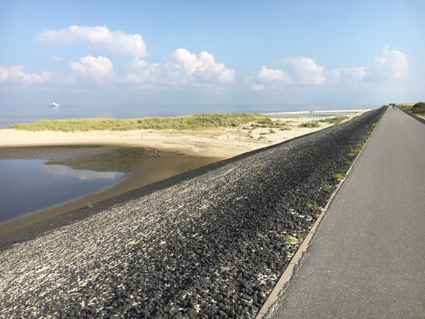 Mövenbergdeich mit der Syltfähre im Hintergrund