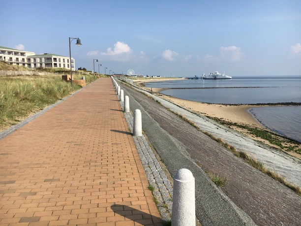 Lister Strandpromenade Lister Promenade mit Blick auf den Hafen und die Syltfähre